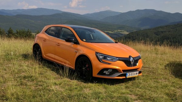 Един от най-популярните достъпни семейни автомобили в Европа в течение на четвърт век, Megane слезе от сцената тази година. Производството на версиите хечбек и комби в Испания приключи, при българските дилъри по наша информация е останала една последна бройка хеч. Седан версията, която се прави от Renault-Oyak в Турция, ще остане в производство поне до догодина. 
