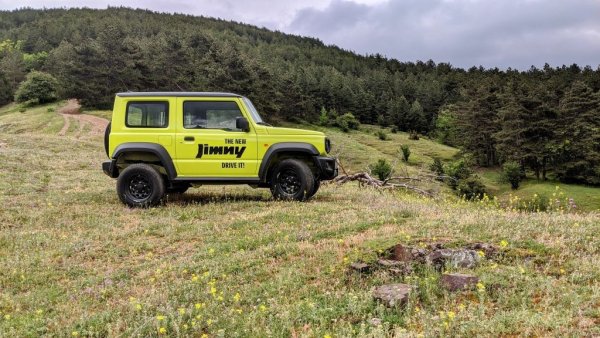 Jimny, с неговия атмосферен 1.5-литров мотор, се оказа по-страшно в очите на европейските екологични тестове от някои SUV гиганти с V8. Японците намериха временна вратичка и доскоро предлагаха Jimny в България като лекотоварен модел с две места. Но срокът на преходния период приключи и всъдеходчето вече не се предлага официално, потвърдиха за Automedia.bg от официалния вносител. На склад има последни десетина бройки, но те вече са продадени. Междувременно интересът към Jimny не спира да расте и 4-годишни екземпляри се продават в Германия за над 30,000 евро (през 2020 стартовата цена за България бе под 37,000 лева). 
