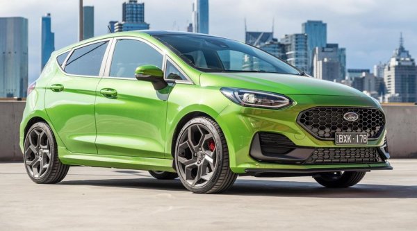 Суперминито, което бе един от най-популярните автомобили в Европа още от дебюта на първото си поколение през 70-те, слезе окончателно от конвейера през миналото лято. Българският вносител все още разполага с последни бройки на склад. Евентуално в бъдеще Fiesta ще се завърне като електромобил, но със съвсем друга цена. 
