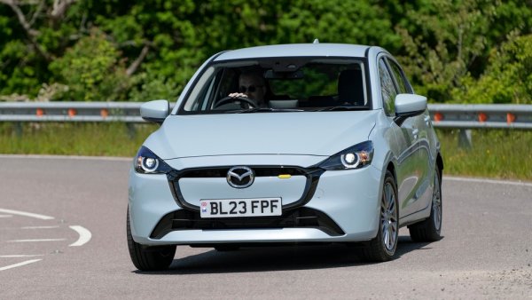 Японската компания се насочва към модели от по-висок клас в Европа след много успешния дебют на CX-60 и добавянето на CX-80 към гамата това лято. За сметка на това Mazda сложи точка на популярната CX-3, а сега и класическото супермини Mazda 2 ще отпадне от сметките. В България на склад остават последни няколко бройки, съобщиха ни от вносителя "Стар Моторс". На мястото на оригиналната "двойка" в гамата ще дойде т. нар. Mazda 2 Hybrid - на практика Toyota Yaris със сменена емблема и някои дребни подобрения. 
