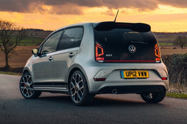 Последният модел, разработен под надзора на прочутия перфекционист Фердинанд Пиех, остана на пазара доста над десетилетие, и дори сега си остава един от най-добрите малки градски автомобили. Но маржът на печалба е твърде нисък и VW прекрати производството. Последните 21 складови бройки бяха пласирани у нас още в началото на годината. 
