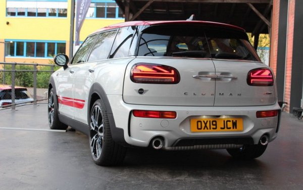 Симпатична комбинация от пътното поведение на малкото MINI и практичността на комби, Clubman не успя да спечели очакваното количество почитатели и през февруари тази година производството спря. Някои дилъри в България все още имат складови наличности, но се касае за почти единични бройки. В бъдеще гамата на MINI ще се състои от малкия Cooper, средния по размери нов кросоувър Aceman и порасналия Countryman. 

