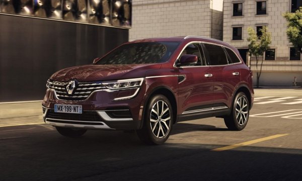 Продукт на корейската Samsung Motors, която досега бе част от групата Renault, Koleos предлагаше добра комбинация от комфорт и проходимост, но вече не се произвежда. Последните десетина бройки бяха продадени в България в първите месеци на тази година. 
