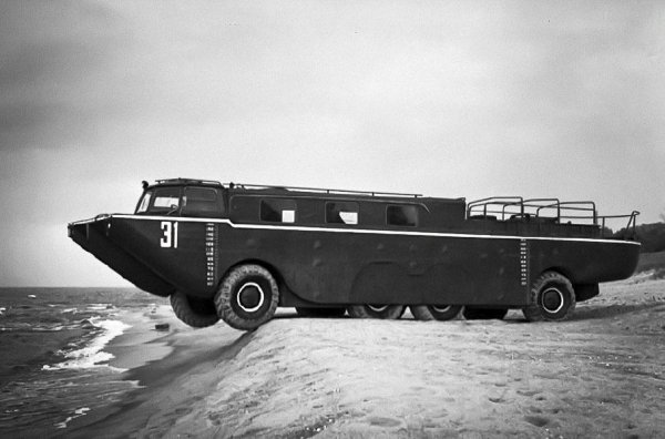 Характеристиките на външната обвивка позволявали на съветската машина да понася по-леко попадения от куршуми и щети от експлозивни фрагменти. Когато се появи дупка, водата не се просмуквала в корпуса със силна струя. В допълнение, пластмасата дала възможност да се намали теглото на конструкцията, да се произвеждат единични, неръждаеми и трайни панели без никакви шевове и в същото време да стават за сравнително лесен ремонт в случай на повреда.

На изключителното &bdquo;земноводно&ldquo;, както в случая с гореспоменатите машини, са използвани задвижващи колела на първата и последната ос. Два двигателя ЗИЛ-375 V8 предават тяга от всяка страна посредством отделни скоростни кутии и редуктори. Подобно на ЗИЛ-135Б, и тук липсва окачване - гумите с ниско налягане с централизирана система за надуване действали като амортисьорни елементи.