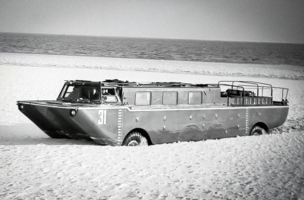 Във водна среда &bdquo;Делфинът&rdquo; се чувствал не по-зле от риба благодарение на два винта с диаметър 700 мм, които можели да се въртят в хоризонтална равнина и то не само в една, но и в различни посоки. Тук си струва да споделим задвижващата ефективност на витлата - друго обстоятелство, което прави вътрешния проект уникален на фона на други амфибии. Съотношението на мощността, която водните витла са изразходвали за преодоляване на съпротивлението на водата, спрямо тягата, доставяна директно към тях, е достигнало 0,48, докато при чуждестранните технологии от онова време е било в най-добрия случай наполовина по-малко.

На тестове автомобилът демонстрирал непоклатимост в офроуд условия и отлични свойства, докато плува в Балтийско и Северно море. Но &bdquo;Делфин&rdquo; така и не постъпва на служба, тъй като военните изгубили интерес към проекта.