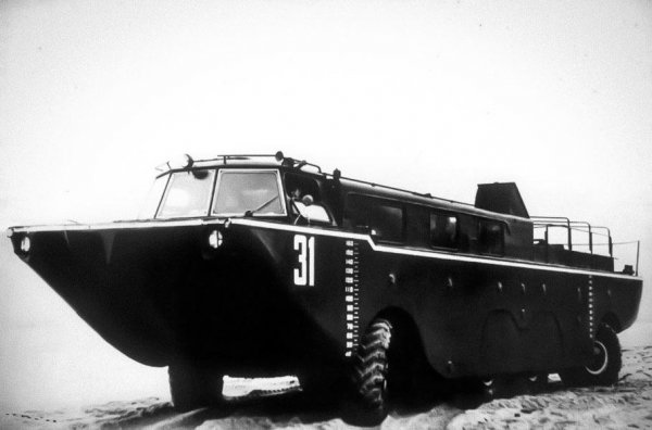 Само бегъл поглед към невероятната дължина на амфибията е достатъчен, за да привлече веднага вниманието. И веднага предизвиква асоциации с кит. Революционният &bdquo;Делфин&rdquo; е лишен от метална силова структура и е с първата в света носеща конструкция от този тип, изработена от сандвич от полиестерни фибростъкло със слой от пяна.

Според първоначалния план почти 14-метровата машина е трябвало да играе ролята на самоходен понтон. По-късно концепцията се променя и &bdquo;рибата&rdquo; се превръща в транспортна амфибия с отделение за 22 войници или пет тона товар. При необходимост &bdquo;Делфин&ldquo; можел да се използва и за водно-наземни спасителни операции.