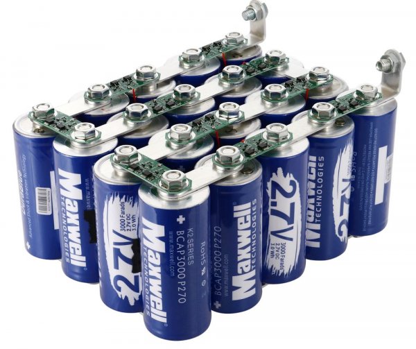 Обикновените кондензатори имат твърде малък капацитет за съхранение на енергия - обикновено измерван в микрофаради (милионни части от фарада). Затова още през 50-те години на ХХ век са изобретени свръх-, или суперкондензаторите. При най-големите им промишлени варианти, произвеждани от компании като Maxwell Technologies, капацитетът достига до няколко хиляди фарада - 10-20% от капацитета на литиево-йонна батерия. 
