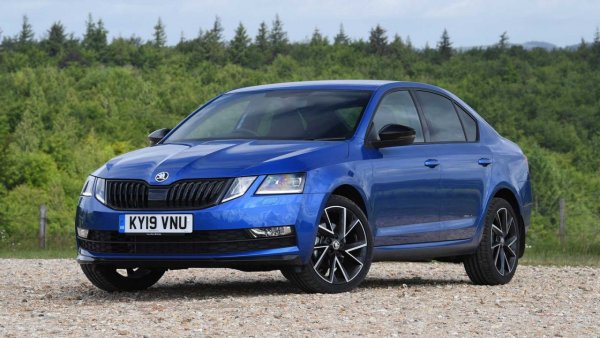 Въпреки това, при пускането на рестайлинга през 2017 г. някой реши да въведе "разделени" фарове. Носят се слухове, че дори има хора, които са харесали новата предница ...