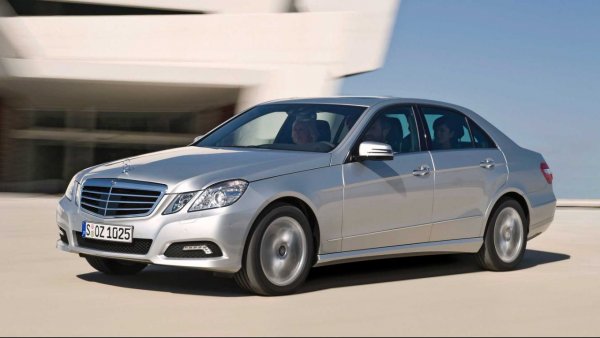 Дизайнът на предницата на това поколение на E-Class беше интересна повратна точка с направеното дотогава от марката. Той дори постигна това, което днес е почти невъзможно: да се различи E-Class от C или S само с един бърз поглед отпред...