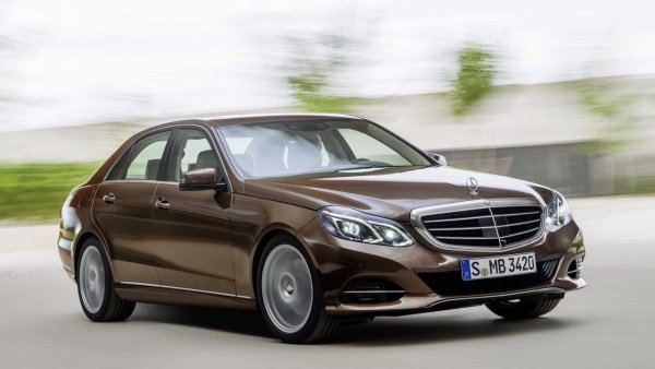 Това различаване обаче беше краткотрайно и при рестайлинга през 2013 г. всичко се върна към нормалното си състояние ...