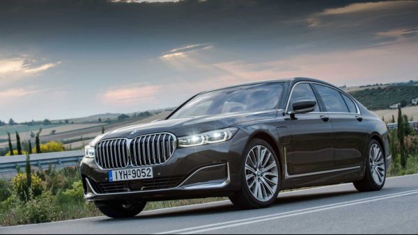 През 2019 г. обаче се появи рестайлинговият модел. И какво да кажем? Ами, термини като елегантност и гигантска хромирана радиаторна решетка изглежда не си пасват много добре ...