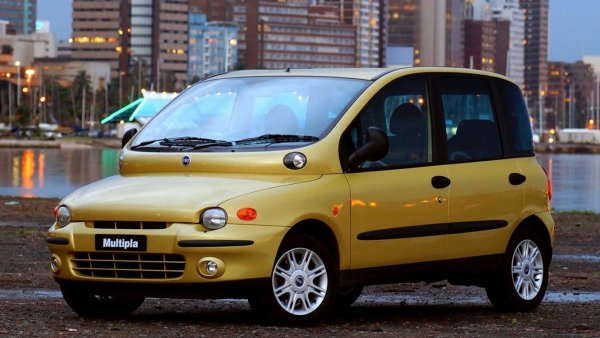 Почти във всеки списък на автомобилите с най-лош дизайн този модел е на първо място. Въпреки това в него има много неща, които могат да бъдат подчертани: беше оригинален, просторен, самият Михаел Шумахер го рекламираше ...