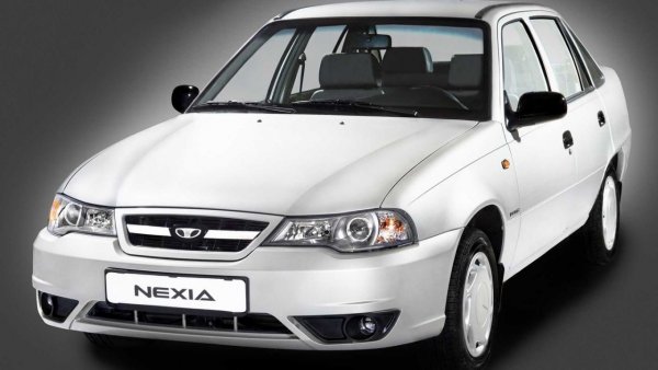 Рестайлингът? С тази предница моделът със сигурност не би успял да се продава почти никъде, както и стана. За какво са си мислили дизайнерите може само да гадаем ...