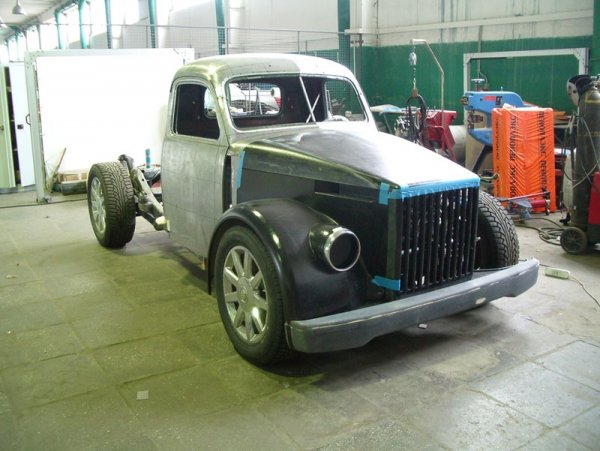 Двигателят е 6-литров V8 с турбо компресор, доставящ мощност от 550 конски сили