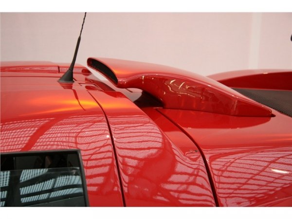 Скоростта от 200 км/час се постига за 8.9 секунди, а максималната скорост която може да покори автомобила е 360км/ч