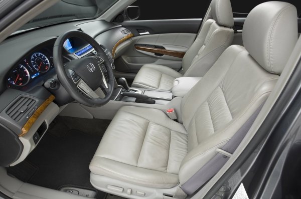 За да се борите със скърцането на предния панел, можете да използвате специални силиконови смазки, които се нанасят върху фугите на пластмасови елементи. Допълнителната шумоизолация ще помогне в борбата с тракането на задния рафт.

Ако има удари в кормилната колона, струва си да проверите механизма на мигача и, ако е необходимо, да смените износените пластмасови части, както и да затегнете връзката на кормилния вал.
