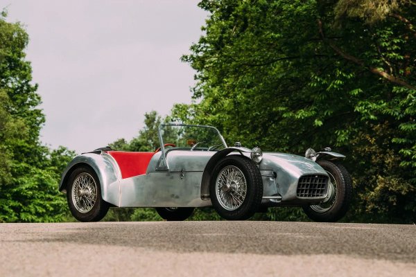 "Седмицата" идва като наследник на Lotus Mk6 - първия сериен модел на Колин Чапман. Това е есенцията на спортния автомобил - стоманена тръбна конструкция с алуминиеви панели и изключително ниско тегло. Машина за хора, които искат не да се хвалят с колата си, а да я карат. Неслучайно Caterham, които откупиха лиценза, я произвеждат и до ден-днешен, 63 години по-късно.
