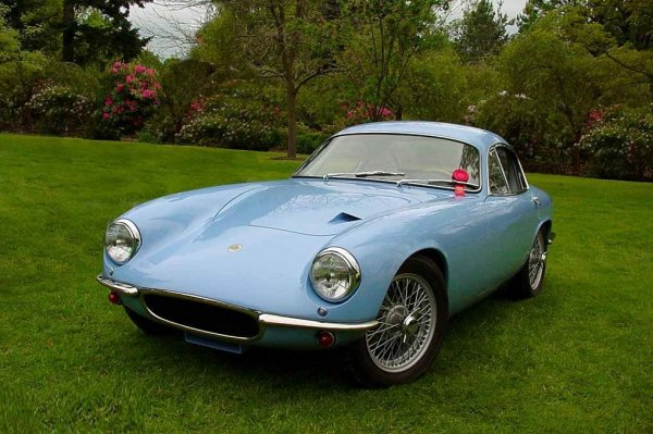 С тази кола, представена на Лондонския автосалон през 1957, за пръв път проличава колко различна е философията на Колин Чапман от тези на всички останали. Elite e първият автомобил със самоносеща конструкция от фибростъкло, със сведена до минимум употреба на метал. Това я прави фантастично лека и пъргава. А също и доста чуплива - при по-ранните версии фибростъклото, за което е захванато окачването, не е достатъчно яко и се случва в завой просто да се пробие. 
