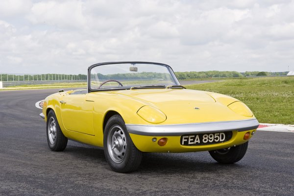 Показан през октомври 1962, Elan е първата сериозна кола на Lotus. Оригиналният Type 26 има обаче и немалко недостатъци. 
Затова Чапман съвсем скоро пуска втора версия, наречена S2, в която повечето технически недомислия са изгладени, добавени са по-големи дискови спирачки и по-хуманен интериор. Резултатът е една от най-добрите спортни коли на 60-те. 
