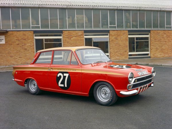 По молба на Ford хората на Колин Чапман създават 1000 бройки от специалната Cortina GT за състезания. С двигател на Lotus, олекотени панели и изцяло подменено окачване, тази кола доминира по пистите, а през 1964 легендарният Джим Кларк печели британския шампионат за седани. Интересът към колата е огромен и впоследствие са произведени 7400 "цивилни" бройки.
