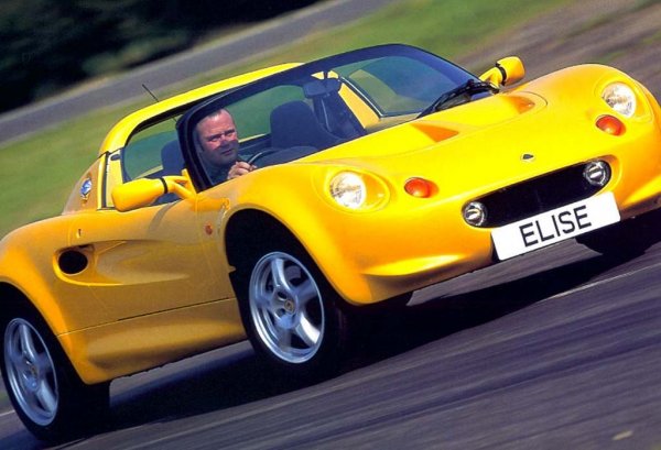 Разработен в средата на 90-те, този автомобил въведе множество революционни технологии: шаси от специално обработен алуминий, абсорбираща удара структура отпред, олекотени странични панели. Благодарение на това колата тежеше едва 725 килограма - колкото половин Opel Corsa, и беше в състояние да прави наистина чудеса в завоите. Помагаше и необикновено ниският център на тежестта, само на 47 см над земята. Това е не просто най-добрият Lotus на 90-те, но и една от най-добрите спортни коли изобщо.
