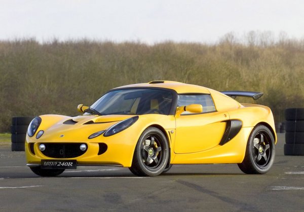 През 2005 поделението за доработени автомобили на Lotus създава 50 бройки от Sport Exige 240R - с компресор и междинен охладител на двигателя, който развива 240 конски сили, с понижено до максисум тегло и с под 4 секунди време за ускорение от 0 до 100 км/ч. Феноменалната аеродинамика произвежда 130 кг притискаща сила при скорост 250 км/ч.
