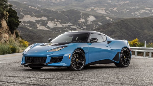 Evora, дебютирала през 2008, носи всички характерни черти на Lotus и е отличен автомобил за каране - но малко не й достига мощност, за да се опре сериозно на конкуренти като Porsche 911. Това е коригирано с версията GT, създадена специално за американския пазар. Тук под капака е 3.5-литров шестцилиндров мотор с компресор, който дава 416 конски сили и 3.8 секунди от 0 до 100 км/ч. 

