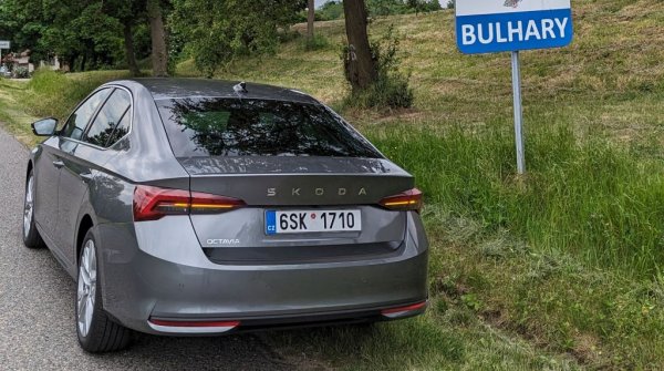 Спрямо 2023 година: 65.3% растеж

Месец преди края на 2024 вече изглежда почти сигурно, че чешката марка за пръв път в историята си ще бъде номер 1 на българския пазар. Годината бе незапомнено добра за Skoda, която има двуцифрен ръст при всички свои модели, с изключение на електрическия Enyaq - от 39% за Karoq до почти 90% за Kamiq и 98.4% за Kodiaq (с малко помощ и от една голяма поръчка от МВР). Ако не се случи нещо извънредно през декември, Octavia ще е най-продаваният нов автомобил у нас през 2024. 

Най-продавани модели:
Octavia - 1861
Kamiq - 1175
Kodiaq - 859
Superb - 772
Scala - 546
Karoq - 451
Fabia - 399
