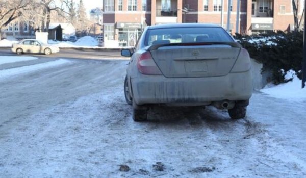 Ако регистрационният номер е твърде зацапан, полицаите може да предположат, че това е направено нарочно, за да го скрие. Според Закона за движение по пътищата управлението, ако номерът е "нечетлив или закрит по какъвто и да е начин", глобата е 500 лева. 
Често автомобилните крадци нарочно окалват откраднатите автомобили, за да направят определянето на цвета им по-трудно. Такава кола логично предизвиква подозрение у патрулите. 

