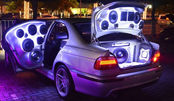 Твърде силната музика в автомобила често издава подпийнал водач - нарушение, за което пътните полицаи следят строго. Освен това силният шум забавя реакцията на шофьора и му пречи да се концентрира. 
