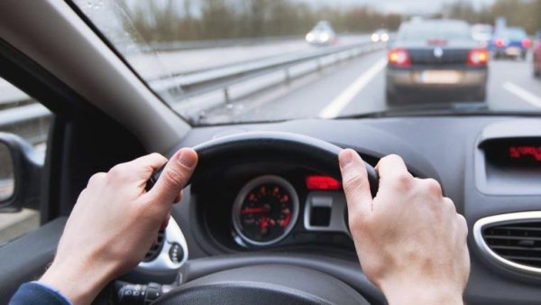 Всеки, който с поведението си на пътя се отличава от мнозинството водачи, естествено предизиква подозрение у "органите". Това е валидно както при твърде бързо и нервно управление (потенциален знак, че шофьорът не е в адекватно състояниe), така и в обратния случай, при твърде бавно и предпазливо движение - сякаш шофьора го е страх да не го спрат по някаква причина.
