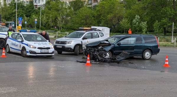 При актуалния трафик в големите български градове и особено при сложната ситуация с паркирането, много автомобили претърпяват щети, които водачите не винаги имат средствата или времето да оправят веднага. Но кола със следи от удар, с твърде спаднали гуми или пукнато предно стъкло привлича вниманието на полицията - тя може да е избягала от мястото на катастрофа. 
На теория полицията би трябвало да спира и коли, от чиито ауспух излизат кълба от черен пушек, като явно негодни за движение по пътищата. На практика не сме били свидетели на подобно нещо. 
