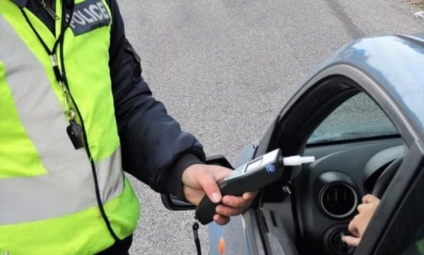 Класическа примамка за полицаите в България е карането с отворени прозорци вечер и нощем - в много случаи то е знак, че шофьорът е пил или е употребил нещо друго забранено, и се опитва да се освести с притока на свеж въздух. 
