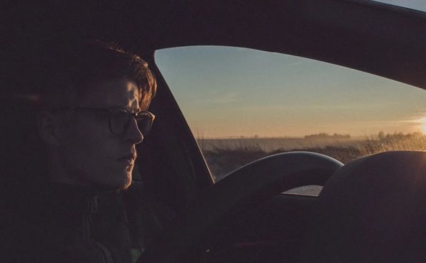 Вариация на предишната точка е и карането с тъмни очила, когато няма ярко слънце, или пък смъкването надолу на сенниците. И двете изглеждат като опит да скриете лицето си, което може да носи издайнически следи от алкохолна и наркотична злоупотреба. Или поне от преумора, която носи опасност от злополука. 
