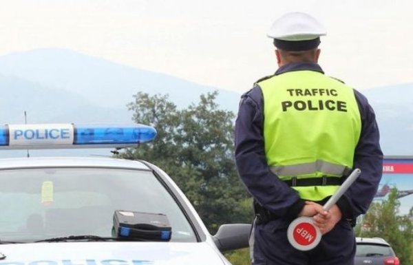 Инстинктивна реакция при много хора - дори да нямат реална причина да се боят от полицията - е да се опитат да се прикрият от патрула, примерно като минат от другата страна на преминаващ камион, бързо сменят лентата или дори отбият в странична уличка. Това, естествено, възбужда силно подозрение. Когато видите патрул, най-добре уверено погледнете към полицаите, вместо да се мъчите да отклоните поглед другаде. 

