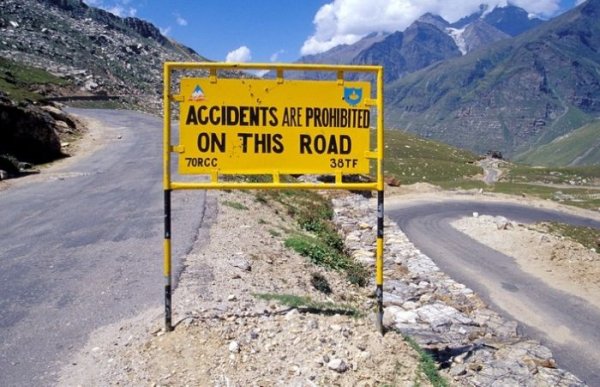 В Северна Индия са открили толкова гениално прост метод срещу катастрофите, че чак се чудим защо никой друг не се е сетил за него. Текстът гласи "Катастрофите са забранени по този участък". Ако искате да се ударите в някого, ще трябва да потърпите. 
