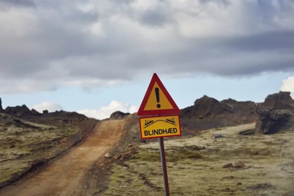 Исландците са прочути майстори на високоскоростния офроуд, така че този знак, предупреждаващ за възможен "сляп" челен удар, си е съвсем в реда на нещата. 
