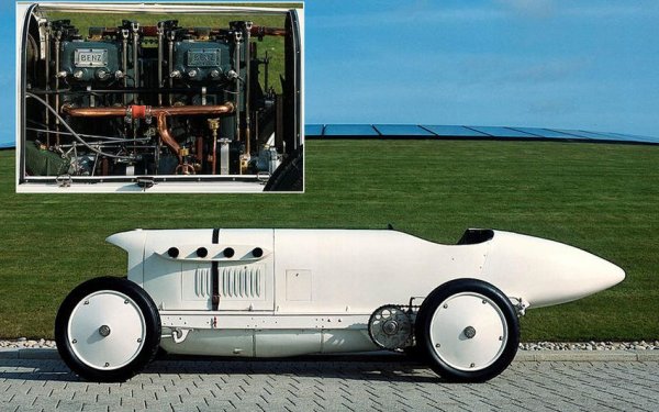 Болидите Benz, които финиширали на второ и трето място в Гран при на Франция през 1908 година, били оборудвани с 4-цилиндрови двигатели с обем от около 12 литра. Извън рестрикциите на шампионата, Бенц конструирал чудовищна 21,5-литрова версия за кола, кръстена Blitzen (мълния), от която били произведени 6 бройки. 

Първоначално един от болидите постигнал официален рекорд за скорост от 200 км/ч. По-късно той бил подобрен до 228 км/ч, но тъй като не бил по регулациите на организацията за рекорди, останал неофициален. Все пак, пилотът Боб Бурман постигнал най-високата скорост за машина по онова време, включително надхвърлил тази на тогавашните самолети.