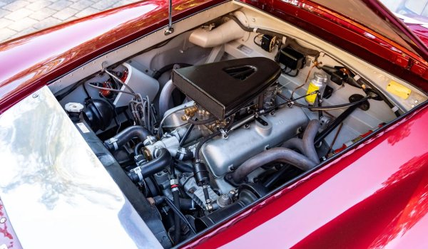 В началото на 50-те години на миналия век Fiat решава да добави чистокръвен гранд турър към своята гама от семейни автомобили. За да направят това, италианците се нуждаят от нов, високопроизводителен мотор, така че инженерите решават да построят V8.

С кодовото име Tipo 104, агрегатът, който дебютира във Fiat 8V през 1952 г., като има обем от само 2,0 литра и първоначално развива 104 к.с. Въпреки своя размер и донякъде скромна мощност, Tipo 104 представлява изцяло алуминиев 70-градусов V8 с горна гърбица.
