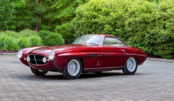 Произведен от 1952 до 1954 г. в малко над 100 екземпляра, Tipo 104 е непрекъснато подобряван по време на краткия си живот, достигайки 125 к.с. Освен стандартния 8V, малкият V8 задвижва и  Ghia Supersonic, който остава един от най-красивите автомобили, произвеждани някога от Fiat.
