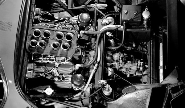 Представен през 1967 г., моделът 33 Stradale става най-емблематичната пътна кола, произвеждана някога от Alfa Romeo. Разрешената за използване по пътищата версия на състезателната кола Tipo 33 е най-бързият сериен модел за времето си. А според мнозина това е и най-красивият автомобил, създаван някога.

Способен да ускори до 100 км/ч от място за по-малко от 6 секунди и да развие максимална скорост от 260 км/ч, 33 Stradale разполага със средно монтиран V8, но не толкова масивен, колкото някои може да очакват.
