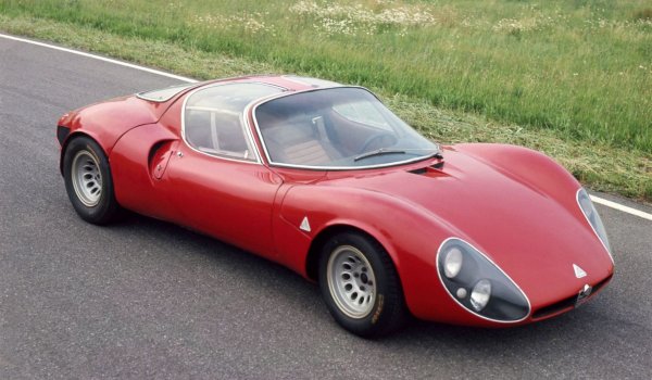 Напротив, неговият двигател, който е извлечен от състезателния агрегат на Tipo 33, има работен обем само 2,0 литра. Въпреки това, благодарение на своята най-съвременна конструкция, изцяло алуминиевият мотор, който включва четири клапана на цилиндър, двойни запалителни свещи, система за смазване със сух картер и система за впръскване на гориво, може да достигне обороти до удивителните 10 000 об/мин, и максимум 227 к.с. при 8800 об/мин.

От модела 33 Stradale и неговия впечатляващ V8, проектиран от Карло Чити, са произведени само в 18 бройки през периода от ноември 1967 г. до март 1969 г.
