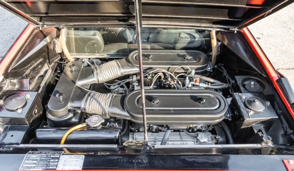 В началото на 70-те години Lamborghini е известно със своя мощен V12, който задвижва флагмана Miura, както и Espada Grand Tourer. Въпреки това, тъй като италиански конкуренти като Ferrari, De Tomaso и Maserati имат достъпни модели от начално ниво, Lamborghini решава да се включи в надпреварата с Urraco, задвижван от V8. 

Подобно на самата кола, двигателят на Urraco е изцяло нов и става вторият сериен двигател на Lamborghini. Проектиран от прочутия Джампаоло Далара, изцяло алуминиевият V8 е представен през 1971 г. и по това време има работен обем от 2,5 литра.
