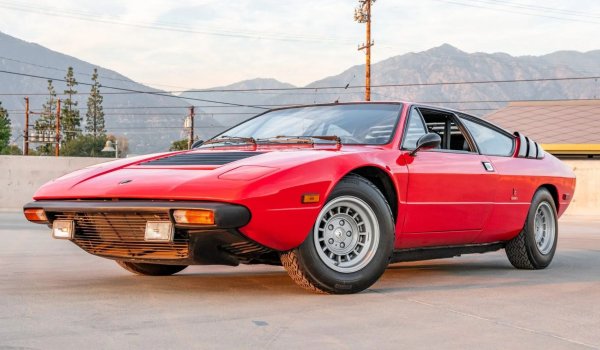 Произвеждан до 1988 г., той е увеличен до 3,0 и 3,5 литра през целия си живот, но също така е намален до 2,0 литра. Последният вариант е добавен през 1975 г. за италианския пазар в отговор на изключително високите данъци в страната върху автомобили, задвижвани от двигатели, по-големи от 2,0 литра.

В сравнение със своя DOHC 3.0-литров събрат, който също дебютира през 1975 г., най-малкият сериен двигател на Lamborghini включва единична горна гърбица с ремъчно задвижване и произвежда скромните 182 к.с. И докато 3,0-литровият и следващите 3,5-литрови версии са използвани в други модели на Lamborghini, то 2,0-литровият е ексклузивен за началното ниво Urraco P200.
