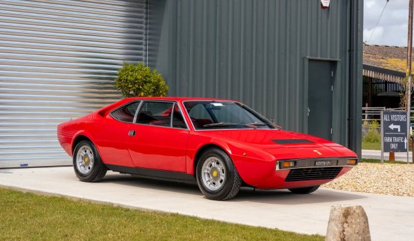 С по-малки отвори, но със същия ход на буталото като по-големия си брат, 2,0-литровият Dino произвежда 168 к.с., за разлика от 188 к.с. за 2,9-литровия.

Тази версия задвижва и наследниците на 208 GT4, 208 GTB (купе) и 208 GTS (targa), до 1982 г., когато е заменена от модернизирана версия с турбокомпресор с мощност 217 к.с.