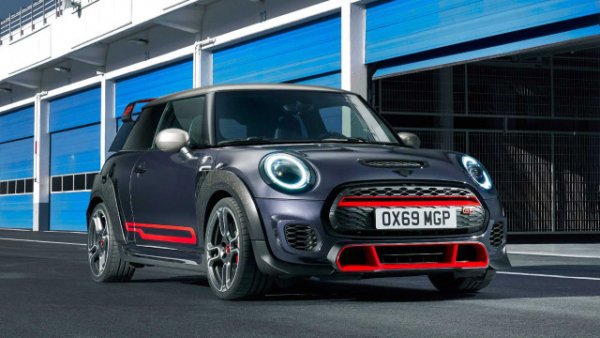 Шампион по мощност сред компактните хот-хечове е Mini JCW GP, който има 306 коня под каака. Моделът е лимитиран, като от него ще бъдат произведени само 3000 бройки. И н бяха изкупени веднага, след като копаията започна да приема поръчки.

Двигател: 2 литра, 4 цилиндъра, бензин, турбо

Мощност: 306 к.с.

Въртящ момент: 450 Нм

Трансмисия: 8-степенна автоматична, предно предаване

Ускорение от 0 до 100 км/ч: 6,2 секунди

Максимална скорост: 265 км/ч

Цена в Германия: 45 000 евро
