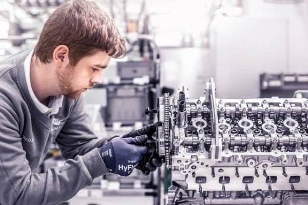 Лошото състояние на ремъка винаги се показва от симптоми, които могат да се открият по вашия автомобил, които не бива да пренебрегвате. Освен класическата предупредителна лампа на таблото, трябва да обърнете специално внимание на вибрациите и необичайните шумове на двигателя при стартиране. 

Друг знак, който трябва да се вземе сериозно, е загубата на мощност по време на ускорение. Ако се открие един или повече от тези признаци, е необходимо да се намеси възможно най-скоро, за да се избегнат по-сериозни увреждания.
