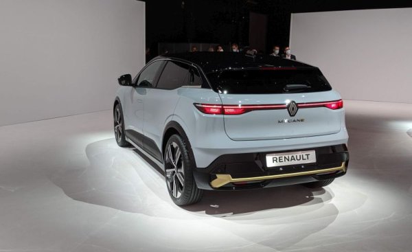- Този кола се нарича Megane, защото върши работата на Megane - това е нормален семеен хечбек, който даже може да бъде и хот хеч благодарение на електрическото задвижване. 
Истината е, че имаме намерение да правим различни коли. Електрическото задвижване ни позволява да предлагаме много повече вътрешно пространство, например. Но има и граници за това колко необикновен може да е дизайнът им. Хората, които са отворени и любопитни за новостите, вече са преминали към електричество. Сега предизвикателството е да привлечем към тях масовите потребители, които още изпитват тревога за обхвата, зарядната инфраструктура и така нататък. А с прекалено смел дизайн можем само да ги отблъснем. Целта сега е да измислим нещо амбициозно, но нормално. Когато вече електрическата кола стане масова, можем да бъдем и по-дръзки. Виждате, че даже създателите на електрически хиперколи ги правят с относително конвенционален дизайн. 
