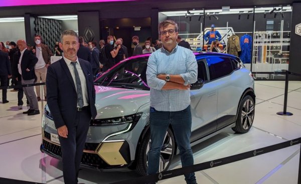 - Наистина съществува такава динамика, както доказват отливите и приливите при така наречените muscle cars в Америка. Но има и друго. И сега, както и преди, хората се интересуват от стиловете, които помнят от миналото - просто защото спомените обикновено са хубави. Така че ретро стилистиката винаги ще е интересна, без значение от страната и пазара. 
Но според мен, за да правиш ретро дизайн, първо трябва да имаш основателна причина. Както е в случая с нас и новото Renault 5. Оригиналният модел навършва 50 години. В същото време технологиите напреднаха достатъчно, така че да го направим изцяло електрически и много напредничав, макар и с отбелязване на миналото. Младите хора могат да го харесат за това, което е, без да познават историята му. Така че сега е оптималното време да направим тази кола. Преди 10 години тя би била лоша идея. Всичко е въпрос на контекст и на избор на правилния момент. 

