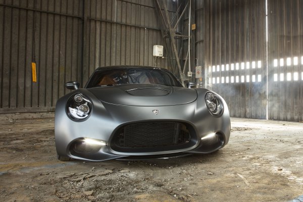 V8 двигателят е разположен отпред